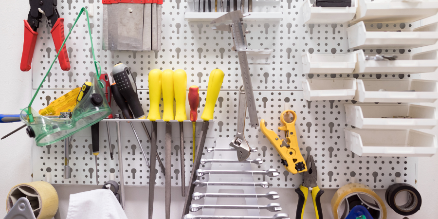 Blog_PegBoardShelving_900x450