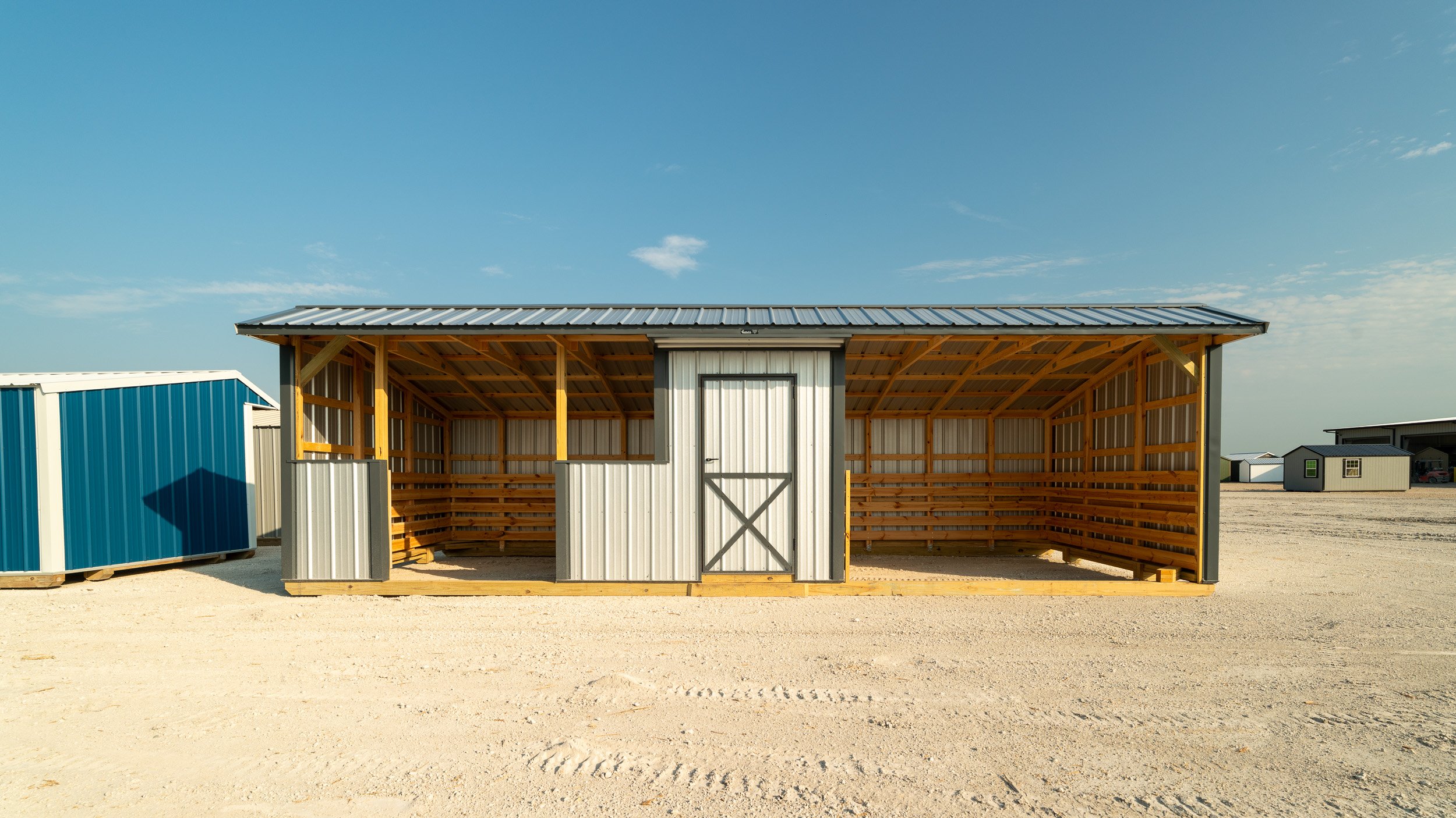horse-run-in-shed-texas-09